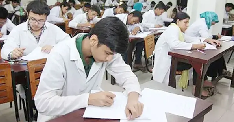 পরীক্ষা দিচ্ছেন শিক্ষার্থী